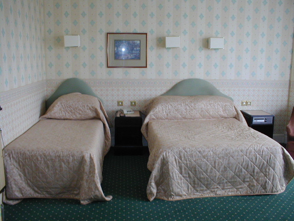 Glen Usk Hotel Llandrindod Wells Extérieur photo