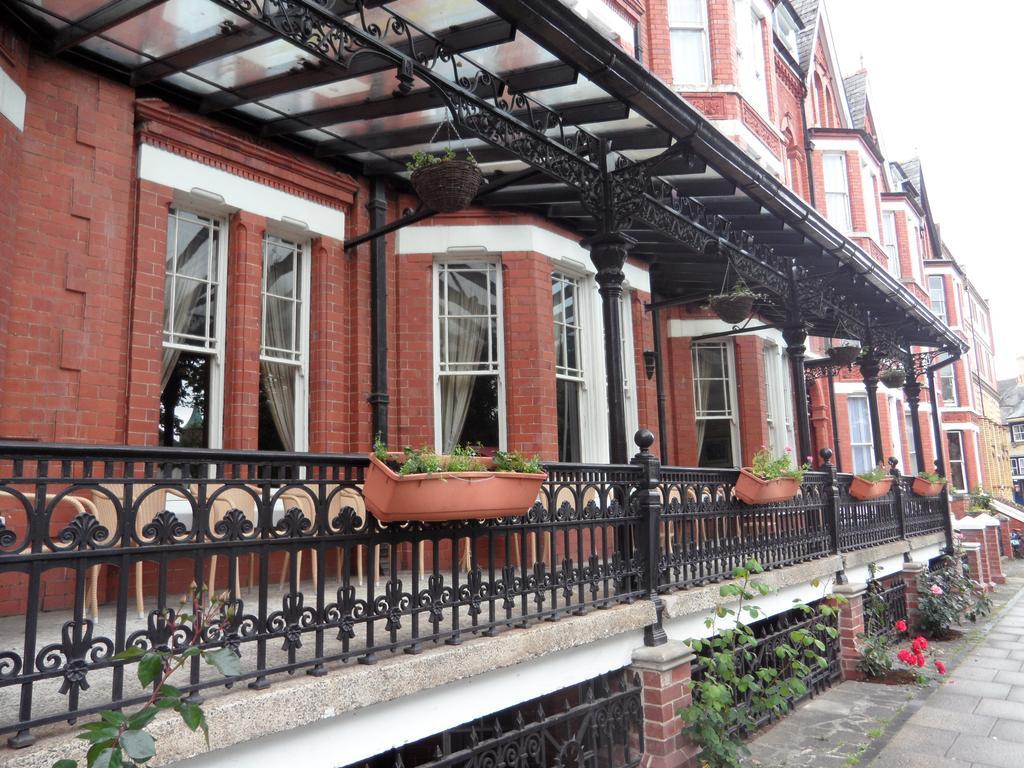 Glen Usk Hotel Llandrindod Wells Extérieur photo